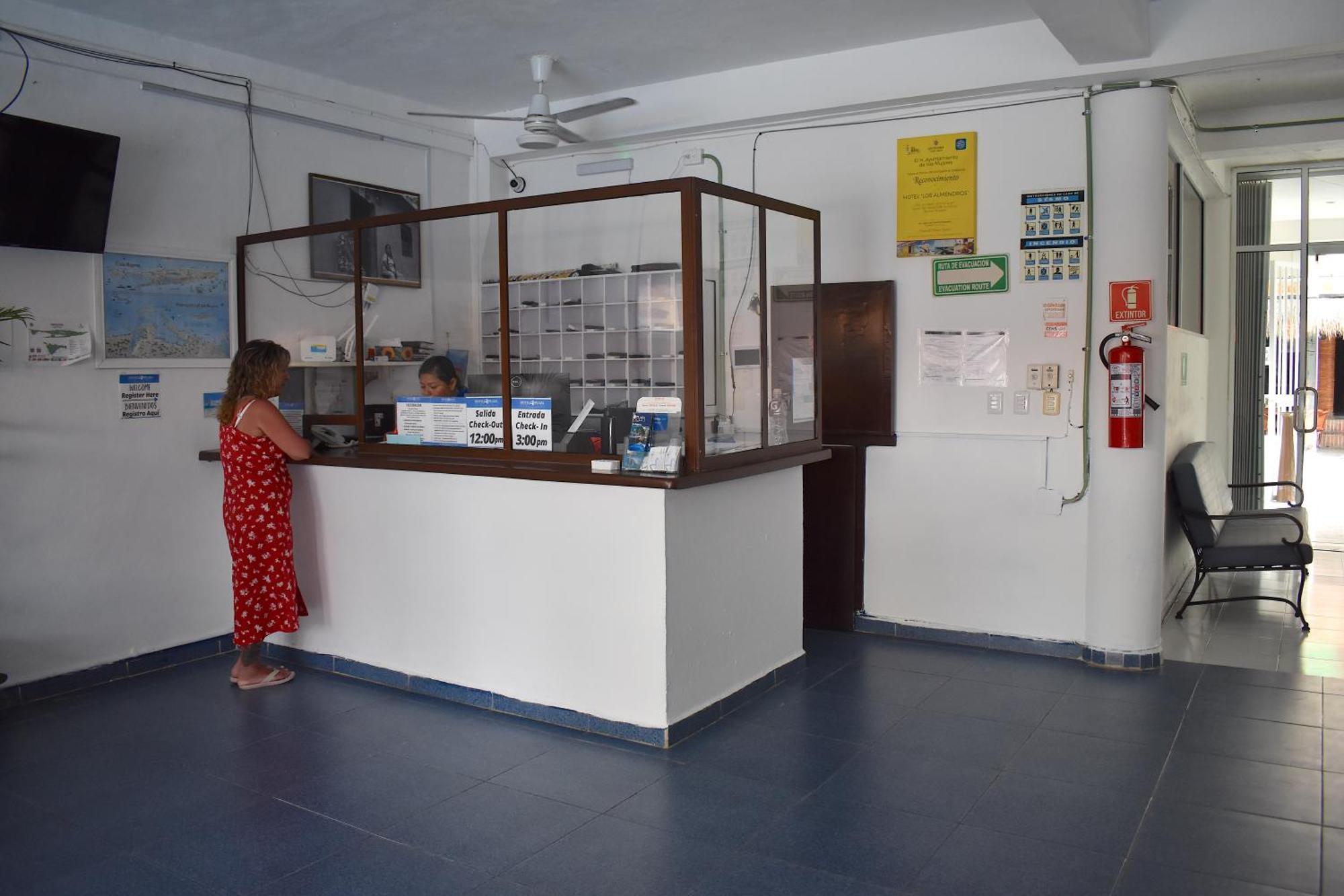 Hotel Plaza Almendros, Isla Mujeres Buitenkant foto